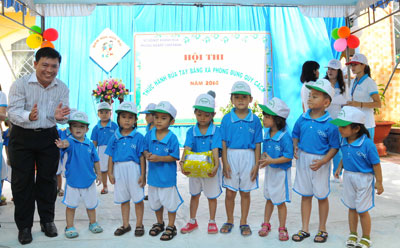 Đại diện Ban tổ chức trao thưởng cho đội đoạt giải.