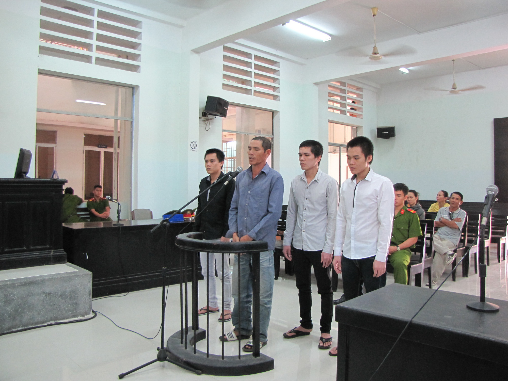 Từ trái qua, các bị cáo: Phong, Nhớ, Tý, Hùng 