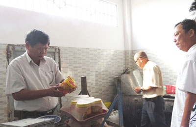 Đoàn kiểm tra thực tế tại nơi sản xuất.