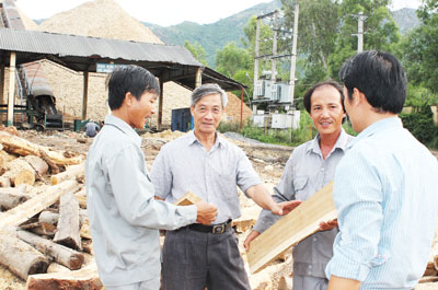 Từ hai bàn tay trắng, ông Đông (thứ 2 từ trái qua) vươn lên làm giàu và tạo việc làm cho nhiều lao động.