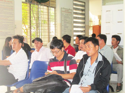 Khá đông người dân đến làm thủ tục cấp đổi giấy phép lái xe.  