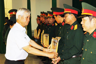 Khen thưởng 19 tập thể và cá nhân