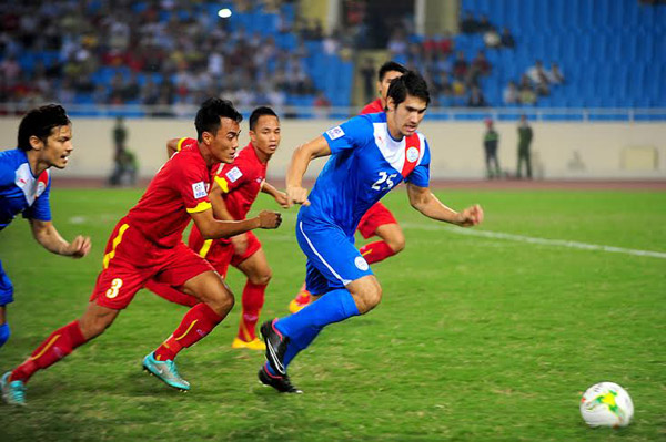 Hàng thủ Việt Nam dưới sự chỉ đạo của Phước Tứ (3) đã chơi kín kẽ trước Philippines. Ảnh: Giang Huy.