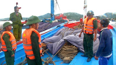 Bộ đội biên phòng tỉnh tuyên truyền người dân vào nơi trú ẩn an toàn.