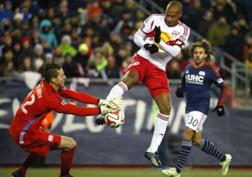 Thierry Henry (trắng) chơi rất hay nhưng Red Bulls vẫn chỉ có trận hòa trước Revolution. Ảnh: USA Today. 