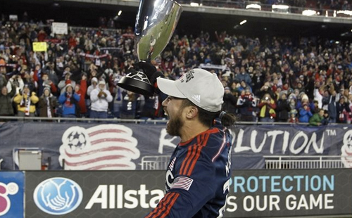 Lee Nguyễn chung vui cùng CĐV. Ảnh: FS.