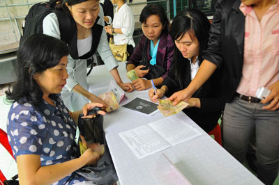 Các thí sinh làm thủ tục đăng ký dự tuyển.