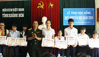 Trao 20 suất học bổng cho con cựu chiến binh nghèo hiếu học