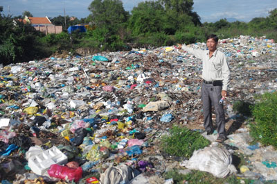 Nhà ông Lê Văn Thành cách bãi rác khoảng 40m.