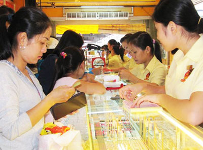 Giá vàng trong nước giảm chậm, tăng nhanh