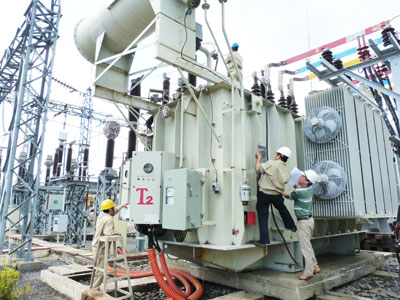 Kỹ sư, công nhân của KHPC kiểm tra công tác chuẩn bị đóng điện Trạm biến áp E24.