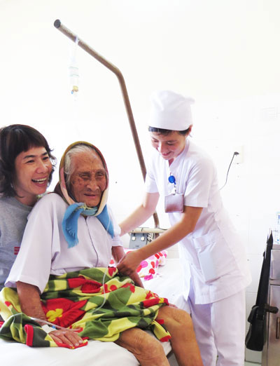 Phẫu thuật thành công cho cụ bà 97 tuổi