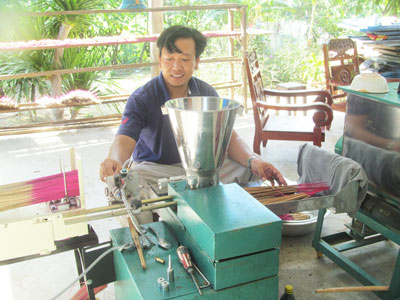 Sản xuất nhang sạch Hòa Sơn.