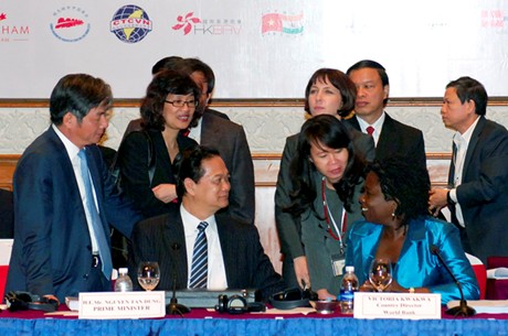 Thủ tướng Nguyễn Tấn Dũng trao đổi với bà Victoria Kwakwa, Giám đốc WB tại Việt Nam. Ảnh: VGP/Nhật Bắc