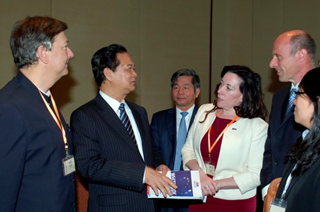 Các nhà đầu tư châu Âu tặng Thủ tướng cuốn Sách Trắng về thương mại và đầu tư ở Việt Nam năm 2015. Ảnh: VGP/Nhật Bắc