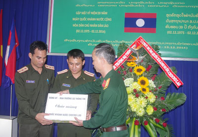 Đại tá Võ Bá Dương - Phó Chính ủy nhà trường tặng quà cho học viên Lào.