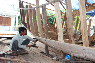 Gần 1 năm nay, anh Nguyễn Luận mới nhận được đơn hàng đóng tàu gỗ loại nhỏ.