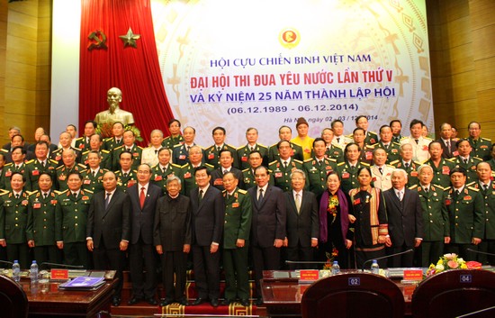 Các đồng chí lãnh đạo Đảng, Nhà nước chụp ảnh lưu niệm với các đại biểu - Ảnh: PC