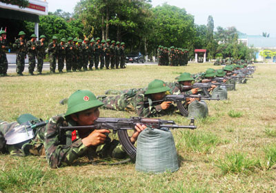 Tân binh Tiểu đoàn 460 huấn luyện nâng cao trình độ.