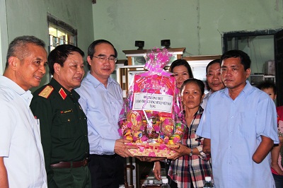 Ông Nguyễn Thiện Nhân cùng đoàn công tác thăm tặng quà gia đình ông Hà Văn Dỡ.