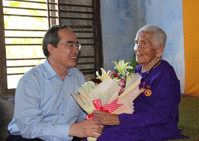 Ông Nguyễn Thiện Nhân thăm Mẹ Việt Nam anh hùng Phạm Thị Trà.