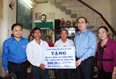 Ông Nguyễn Thiện Nhân trao hỗ trợ cho gia đình ngư dân Lê Tuấn Hiệp. 