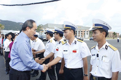 Ông Nguyễn Thiện nhân động viên cán bộ, chiến sĩ tàu Thành phố Hồ Chí Minh.