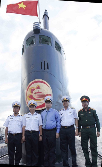 Ông Nguyễn Thiện nhân chụp ảnh lưu niệm cùng cán bộ, chiến sĩ tàu TP. Hồ Chí Minh