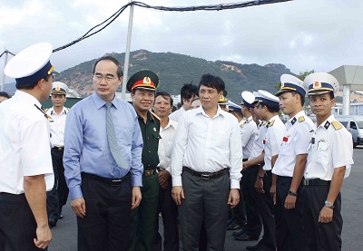 Ông Nguyễn Thiện Nhân trao đổi cùng cán bộ Lữ đoàn.