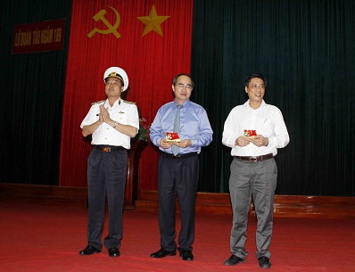 Ông Nguyễn Thiện Nhân trao quà cho Lữ đoàn