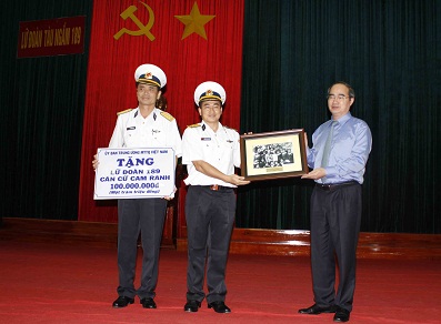 Ông Nguyễn Thiện Nhân trao quà cho Lữ đoàn