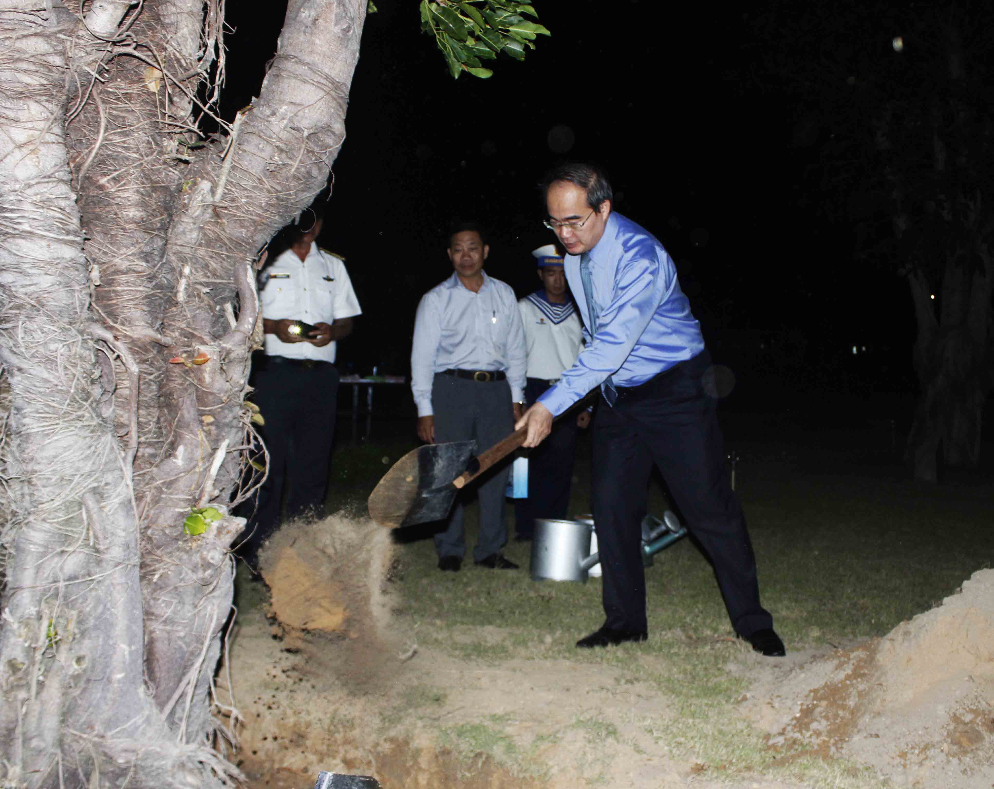 Ông Nguyễn Thiện Nhân trồng cây lưu niệm tại Lữ đoàn.