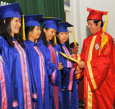 Trao bằng tốt nghiệp cho 376 học viên lớp đại học liên thông và văn bằng hai