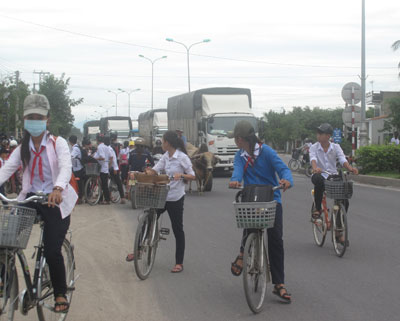 Cần nhắc nhở học sinh chấp hành Luật Giao thông