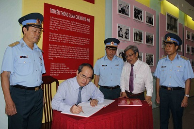 Ông Nguyễn Thiện Nhân ghi cảm tưởng vào sổ lưu niệm của nhà trường. 