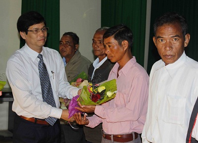 Ông Nguyễn Tấn Tuân tặng hoa động viên các già làng, trưởng thôn tiêu biểu.