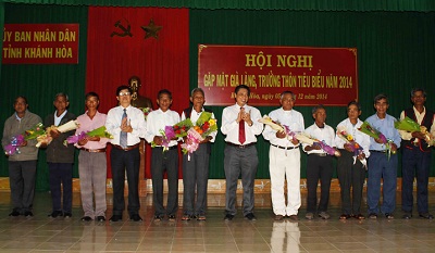 Lãnh đạo tỉnh tặng hoa động viên các già làng, trưởng thôn tiêu biểu.