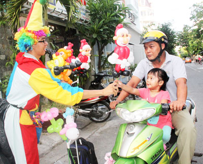Chú hề Nguyễn Ngọc Thiện mang lại niềm vui cho trẻ thơ bằng bóng bay nghệ thuật.
