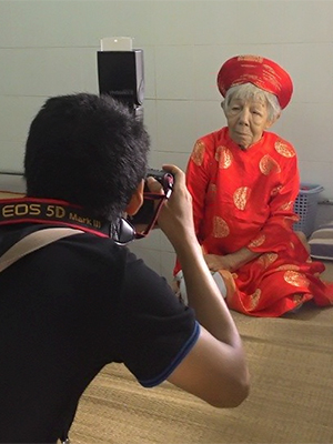 Những cụ già áo dài, khăn đóng được các thành viên trang điểm tinh tươm trước khi chụp hình.