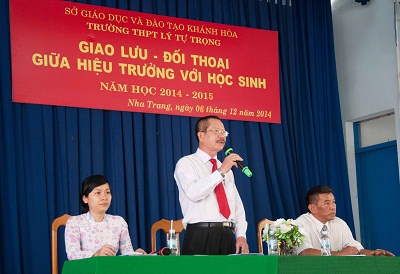 Ban giám hiệu trả lời thắc mắc của học sinh