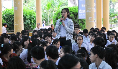 Các học sinh đưa ra câu hỏi, thắc mắc của mình