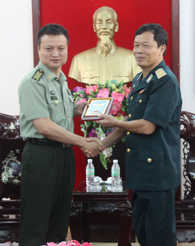 Đoàn sĩ quan trẻ Trung Quốc thăm Trường Sĩ quan Không quân