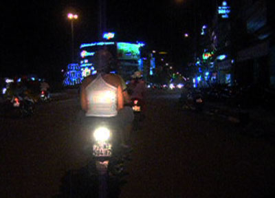 Xe máy gắn đèn pha chiếu ngược