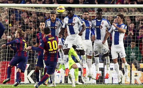 Messi một lần nữa khiến hàng thủ đối phương chao đảo.