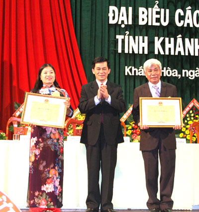 Đồng chí Nông Quốc Tuấn trao bằng khen của Ủy ban Dân tộc cho các tập thể.