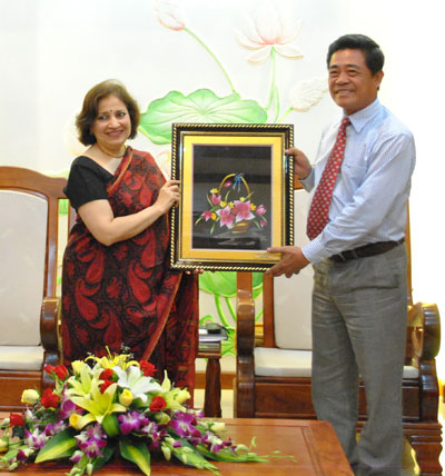 Đồng chí Lê Thanh Quang tặng quà lưu niệm cho Đại sứ Preeti Saran.
