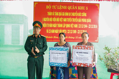 Thăm, tặng quà gia đình đội viên Đội Việt Nam tuyên truyền giải phóng quân