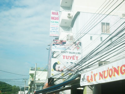 Biển hiệu quảng cáo bao dây điện, cáp viễn thông