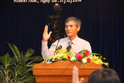 Ông Trần An Khánh - Phó Chủ tịch HĐND tỉnh thông qua chương trình kỳ họp.