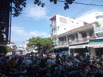 Hàng trăm người hiếu kỳ tụ tập xung quanh thùng carton gây ách tắc giao thông.